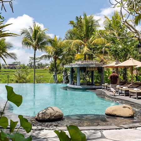 คุวราสังหรัณห์ เอ ปรามานา ดีพีซ Hotel อูบุด ภายนอก รูปภาพ The swimming pool at the resort