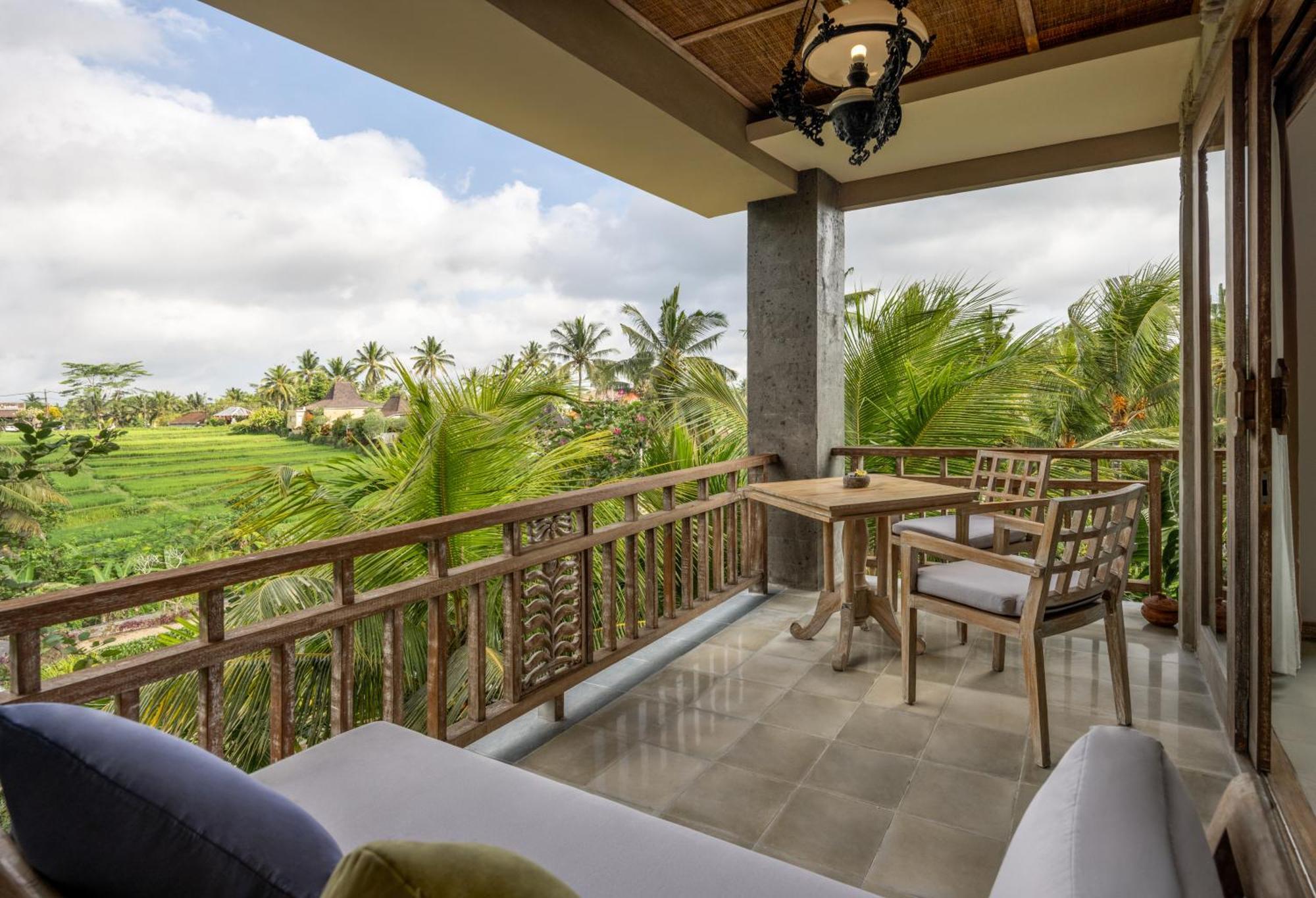 คุวราสังหรัณห์ เอ ปรามานา ดีพีซ Hotel อูบุด ภายนอก รูปภาพ A balcony