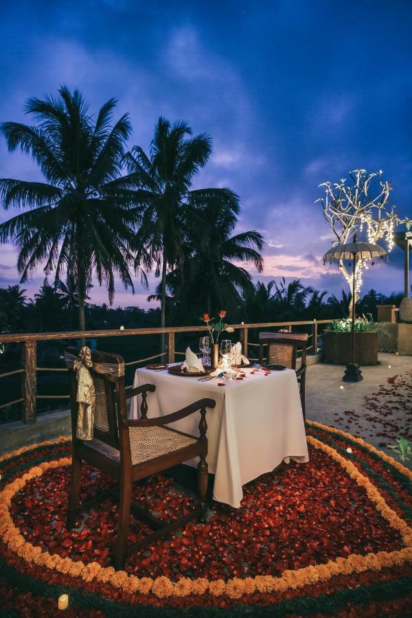 คุวราสังหรัณห์ เอ ปรามานา ดีพีซ Hotel อูบุด ภายนอก รูปภาพ Romantic dinner at the hotel